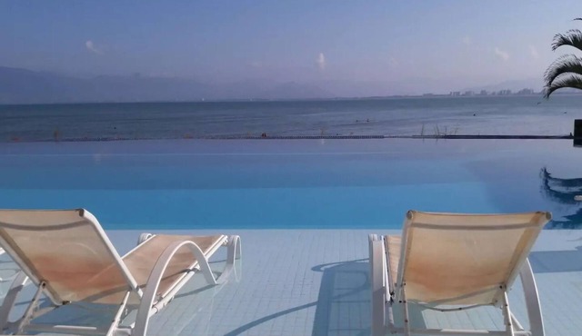 Beachfront apartment with heated pool - Prainha, Caraguatatuba