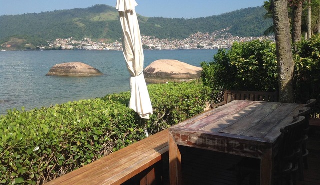 Beachfront house in a gated community, close to the center of Angra.