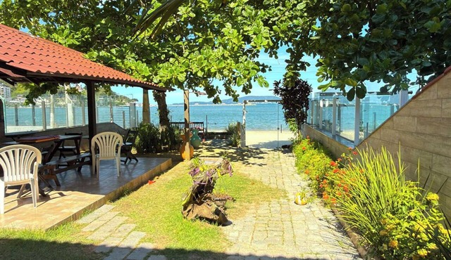 Beachfront house in Itapema