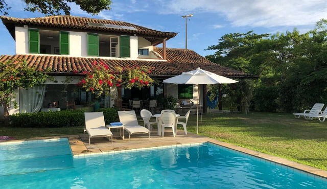 Beachfront house with 5 suites, private pool and ocean view.