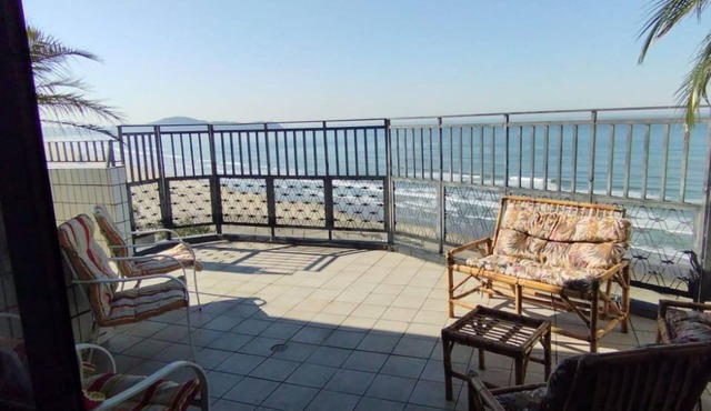 Beachfront Penthouse/Private Pool and BBQ - Sleeps 12, 3 Parking Spaces in Praia Grande