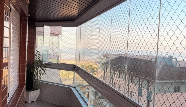 Beachfront property with a great balcony and view, fully pet-friendly, 5-star accommodation.