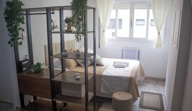 Beachfront studio apartment on Aparecida beach, Santos, with fast Wi-Fi.