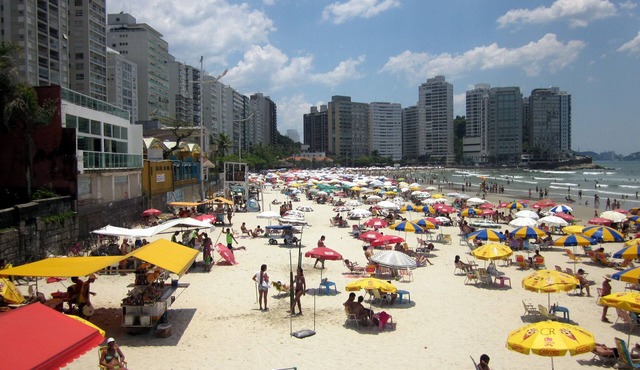 Beautiful apartment in Enseada-Guarujá with two bedrooms, one suite, two blocks from the beach.