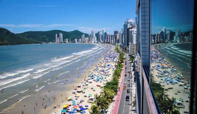 Beautiful beachfront apartment in Balneário Camboriú. Cozy and with a stunning view.