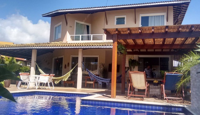 Beautiful house, 5 suites, swimming pool, Condomínio Paraíso, with children's play area!