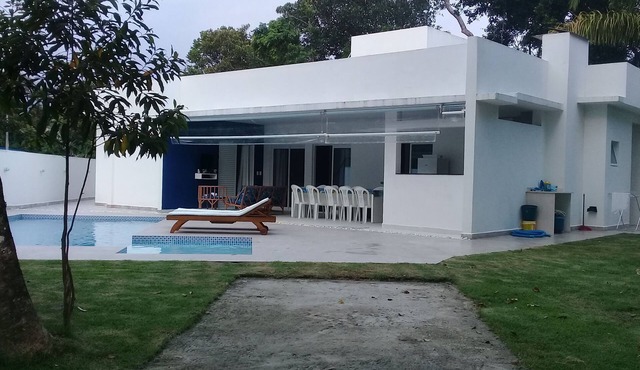 Beautiful house in Guaratuba with a lovely pool and air conditioning.