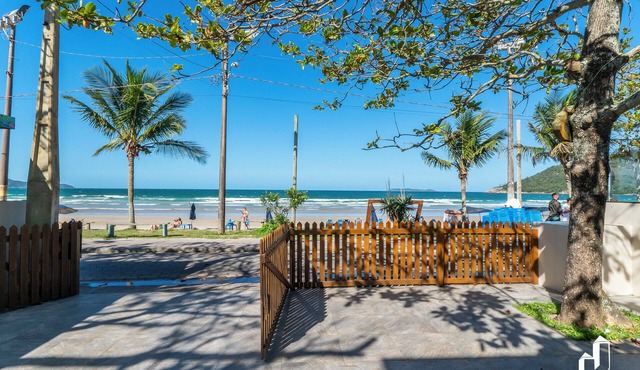 Beautiful house on the seafront and close to shops in Itajai