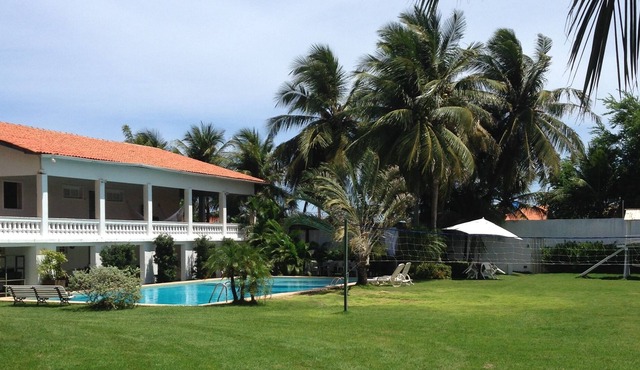 BEAUTIFUL HOUSE WITH LARGE GARDEN ON THE BEACH OF PORTO DAS DUNAS. in Aquiraz