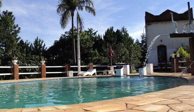 Beautiful property with a spacious house, large swimming pool, fishing lakes, and 360º views.