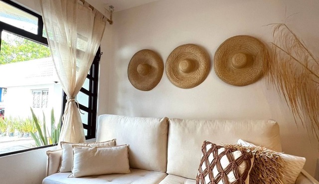 Sea view apartment with private access to the beach.