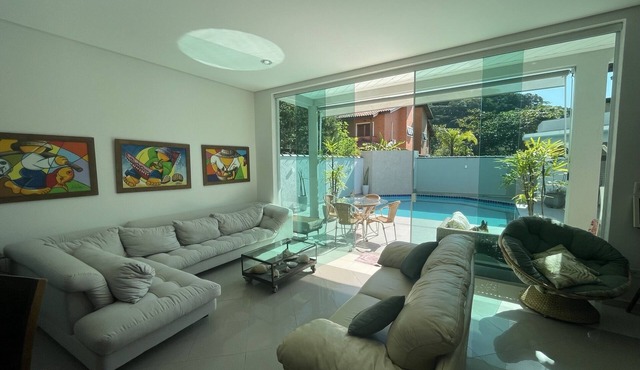 Casa Ideal em Guarujá à 800m da Praia, com Piscina e em Condomínio Familiar in Balneario Praia do Pernambuco Guarujá
