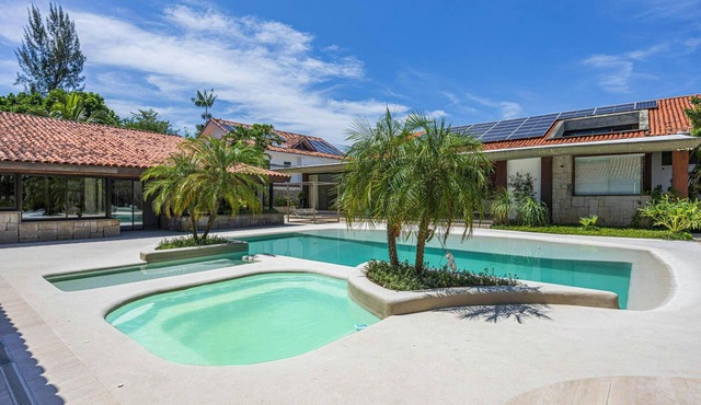 Mansion with walking access to Barra beach