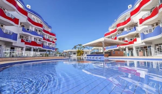 Ingleses Holiday - Pool and sea