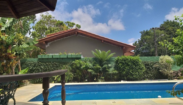 Casa Grande e Confortável com Piscina, em Condomínio com Jardín e Churrasqueira