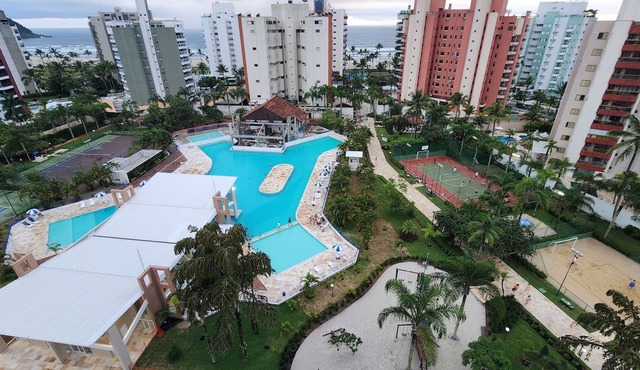 Magnificent duplex apartment with sea view, excellent leisure facilities, 150 meters from the beach. in Riviera de São Lourenço Bertioga