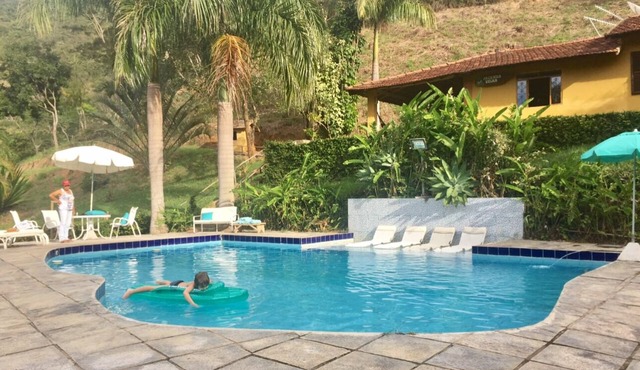 Private waterfall in the garden, swimming pool with small beach and stream with natural pool in velha de Santa Rita Paty do Alferes
