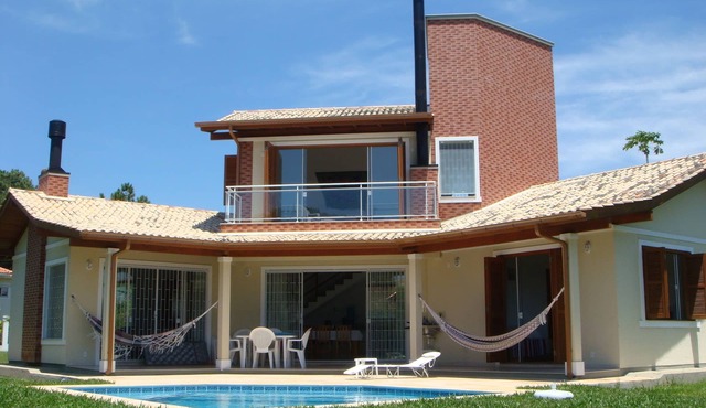 Brand new townhouse on a quiet street, close to the beach. Sleeps 12 people.