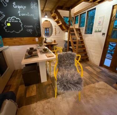Cabana Lara, com lareira e muito estilo.