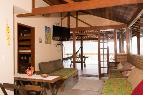 Casa 1 - Você a Varanda e o Mar na Praia dos Ranchos-Trindade Hospeda