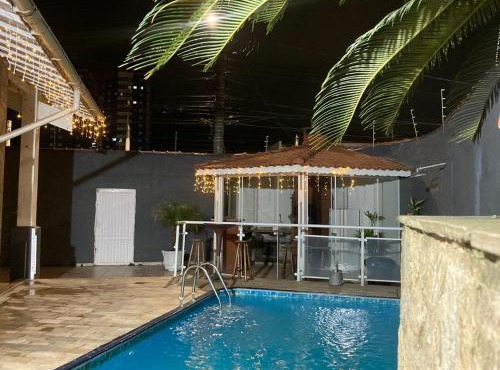 Casa 100mtrs do mar com piscina aquecida