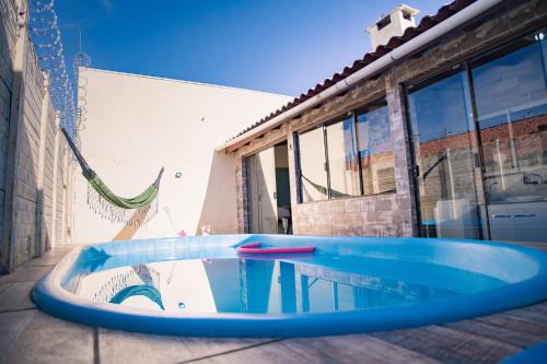 Casa 3 min Shopping Pelotas- Com 1 Suíte, 2 Quartos Climatizados, Piscina e Estacionamento 2 carros