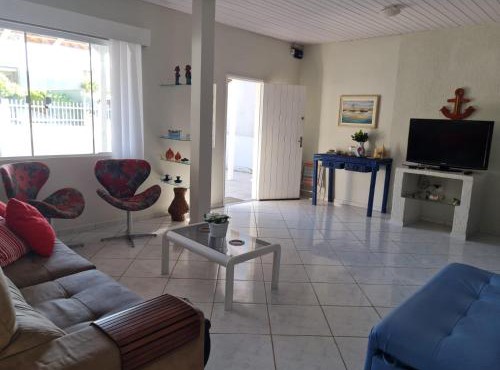 Casa ampla com 3 quartos com ar condicionado a 50mts da praia in São Francisco do Sul