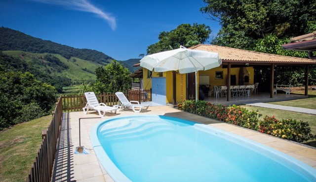 Casa ampla c piscina e churrasq em meio à natureza