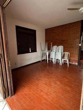 Casa ampla e bem localizada - 1 rua da praia