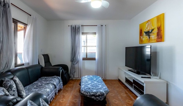 Casa com Churrasqueira e Rede a 210 m da Praia