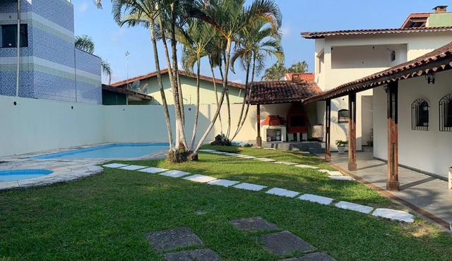 Casa com piscina a 15 min da praia em Peruíbe