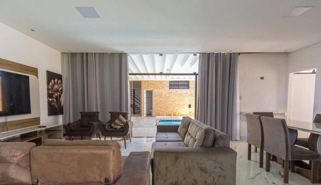 Casa com Piscina a 200m da Praia da Enseada