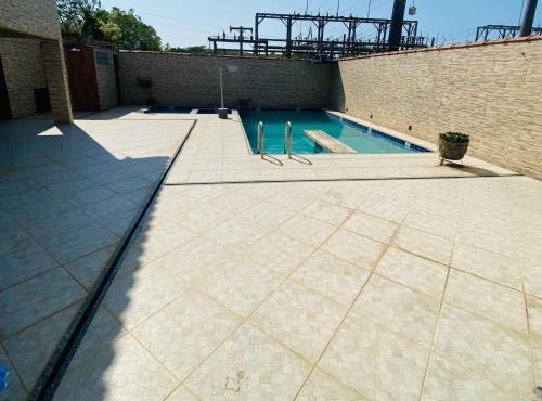 Casa com piscina e churrasqueira