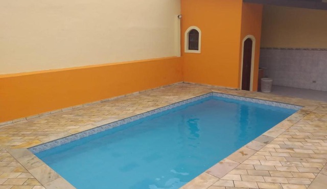 Casa com piscina e churrasqueira