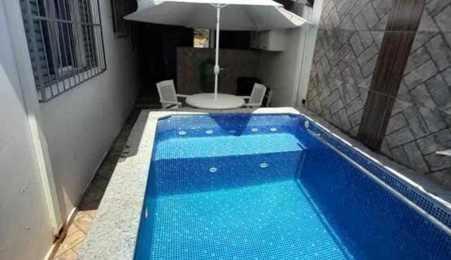 Casa com Piscina Privativa e 3 Quartos 1 Suíte- Pet Friendly e Garagem no Centro in Delfinópolis