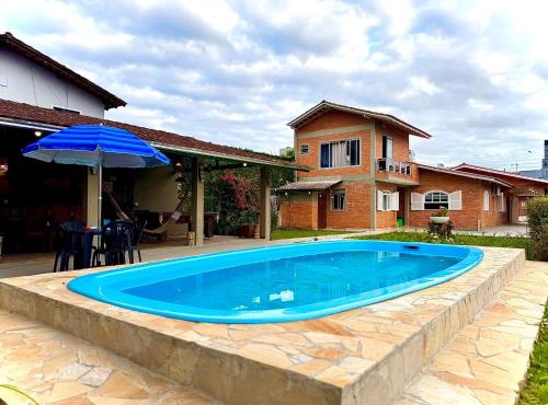 Casa Completa com Piscina Churrasqueira Sinuca Wi-Fi e Garagem para 3 Carros a 500m da Praia Acomoda 12 Pessoas, 5 Quartos e Ar Condicionado