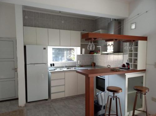 Casa con parque, parrilla y garage para vehículo. in Estación Ramallo