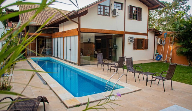 Casa da Raia with 8 suites with air conditioning and a swimming pool for up to 27 people.