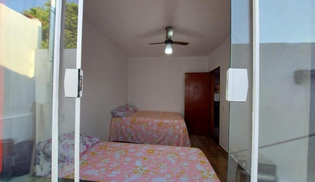 Casa de temporada acomoda até 20 pessoas, ótimo custo beneficio e com piscina grande, estacionamento grátis incluso, próximo da SERRA CANASTRA, Cânyons de Capitólio, furnas e mais de 130 lindas cachoeiras na região in São João Batista do Glória