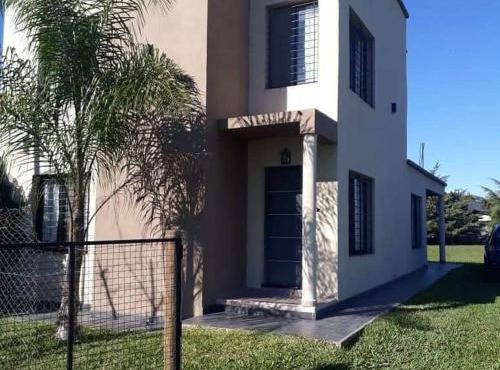 Casa de dos plantas con amplio espacio al aire libre in Colón