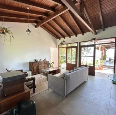 Casa em Frente ao Mar - Tranquila e Espaçosa