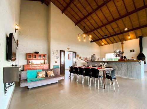 Casa em ponto turístico de Carrancas, com PISCINA, VISTA de Cinema, 3 Suítes, cozinha EQUIPADA, NATUREZA exuberante, acesso à represa in Carrancas