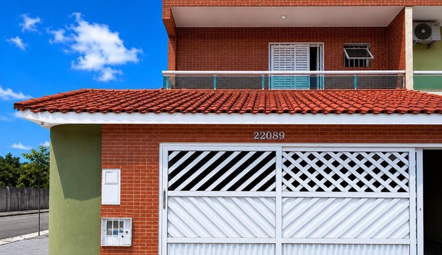 Casa em Praia Grande com Wi-Fi a 50m do mar com 2 suítes e 2 vagas de garagem