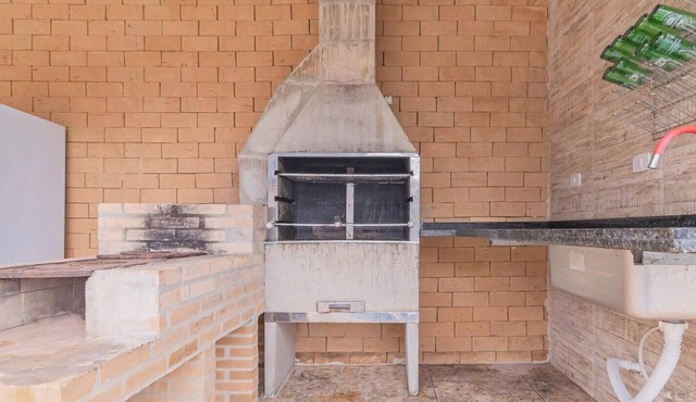 Casa em Ubatuba com churrasqueira e varanda ampla