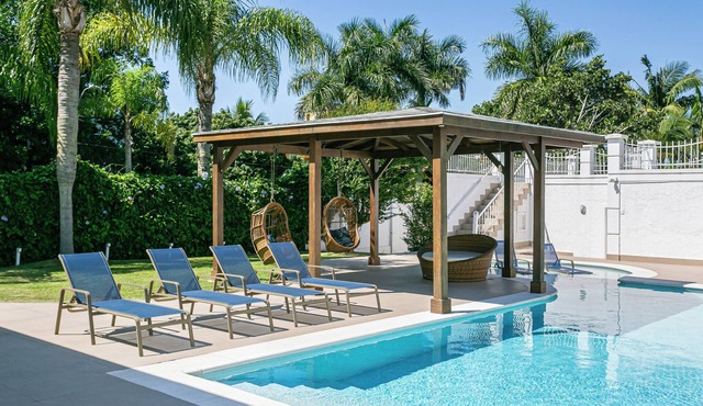 Casa Exclusiva em Jurerê In - Piscina & Jacuzzi. 4 min da praia. Faça tudo a pé