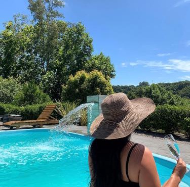 Casa na árvore com banheira, piscina, trilha, cavalo
