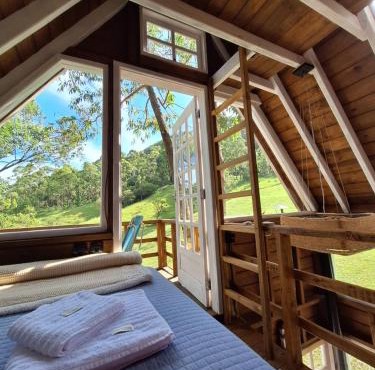 Casa na árvore perto da praia