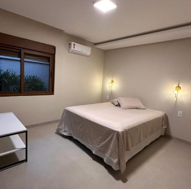 Casa Pedra e Luz em Bombinhas com piscina aquecida