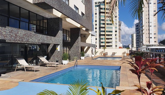 Central apartment, swimming pools, air conditioning, balcony/screen, Wi-Fi, cable TV, garage, near the sea.