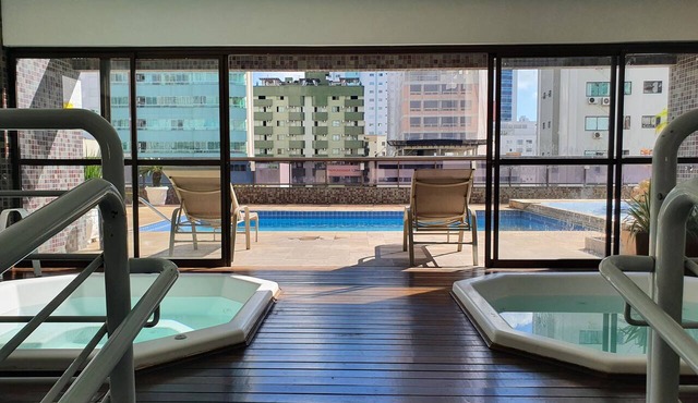 Central apartment, swimming pools, air conditioning, balcony/screen, Wi-Fi, cable TV, garage, near the sea.